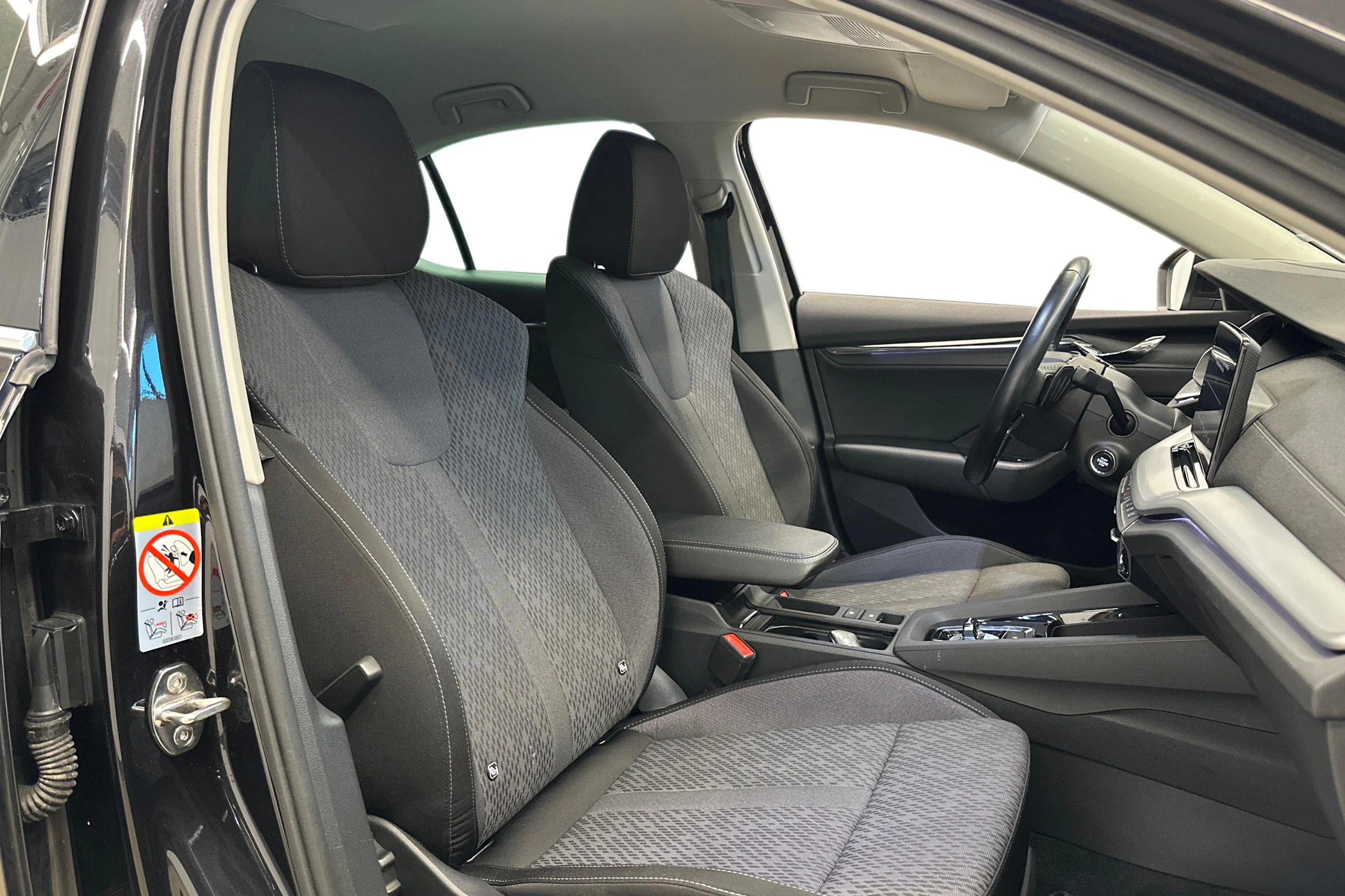 musta Skoda Octavia 2021 kuva 7.