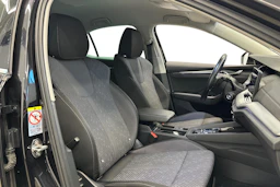musta Skoda Octavia 2021 kuva 7.