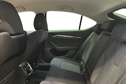 musta Skoda Octavia 2021 kuva 8.