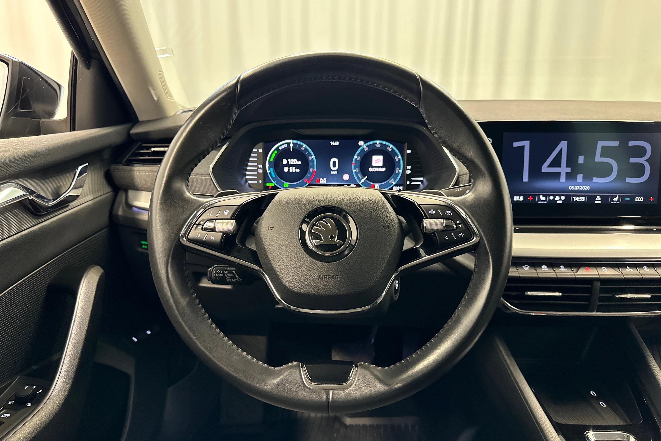 musta Skoda Octavia 2021 kuva 12.
