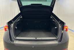 musta Skoda Octavia 2021 kuva 27.