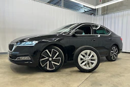 musta Skoda Octavia 2021 kuva 29.