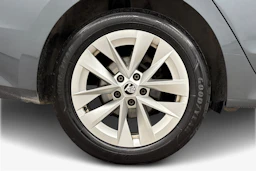 harmaa Skoda Octavia 2021 kuva 12.