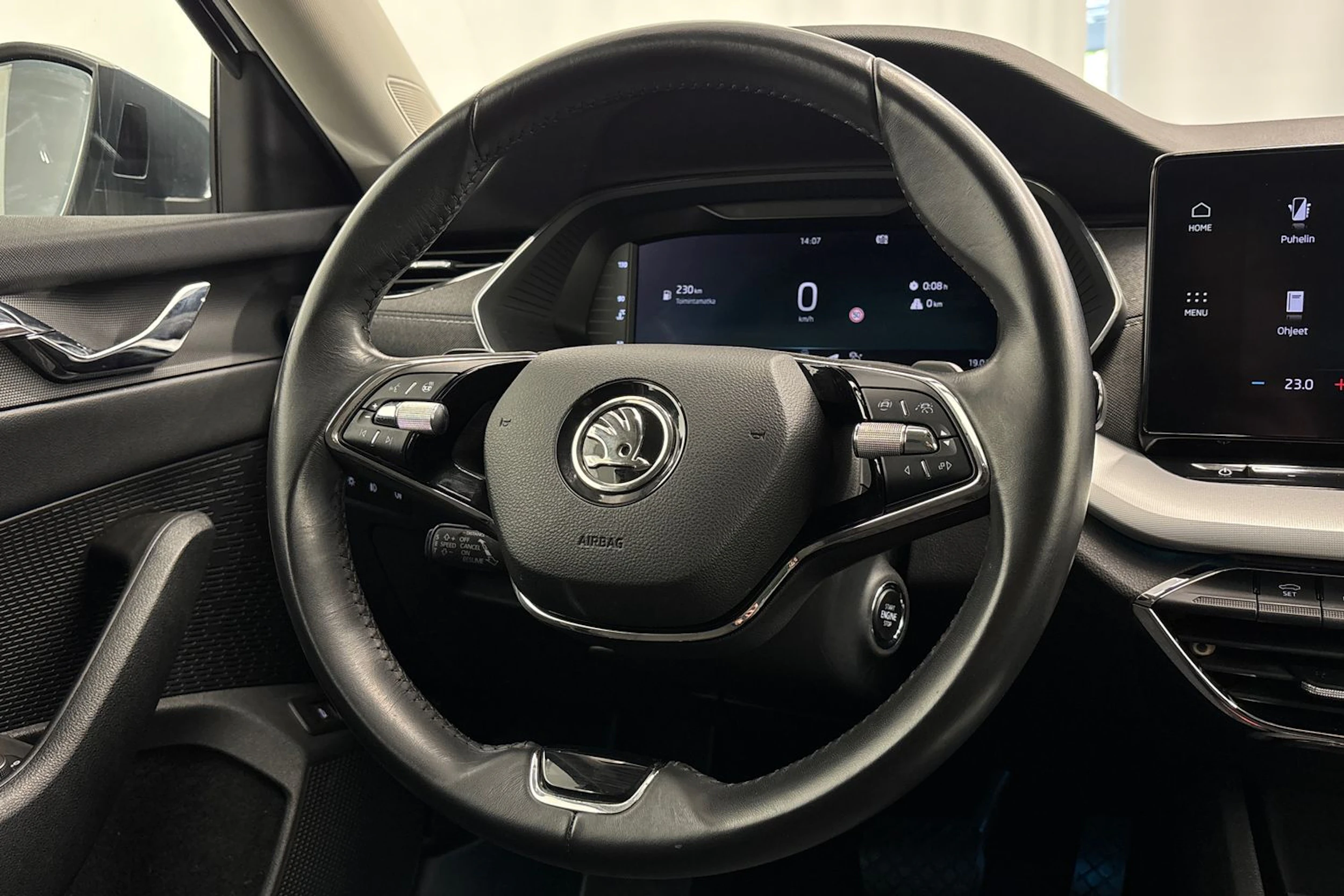 harmaa Skoda Octavia 2021 kuva 16.