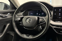 harmaa Skoda Octavia 2021 kuva 16.