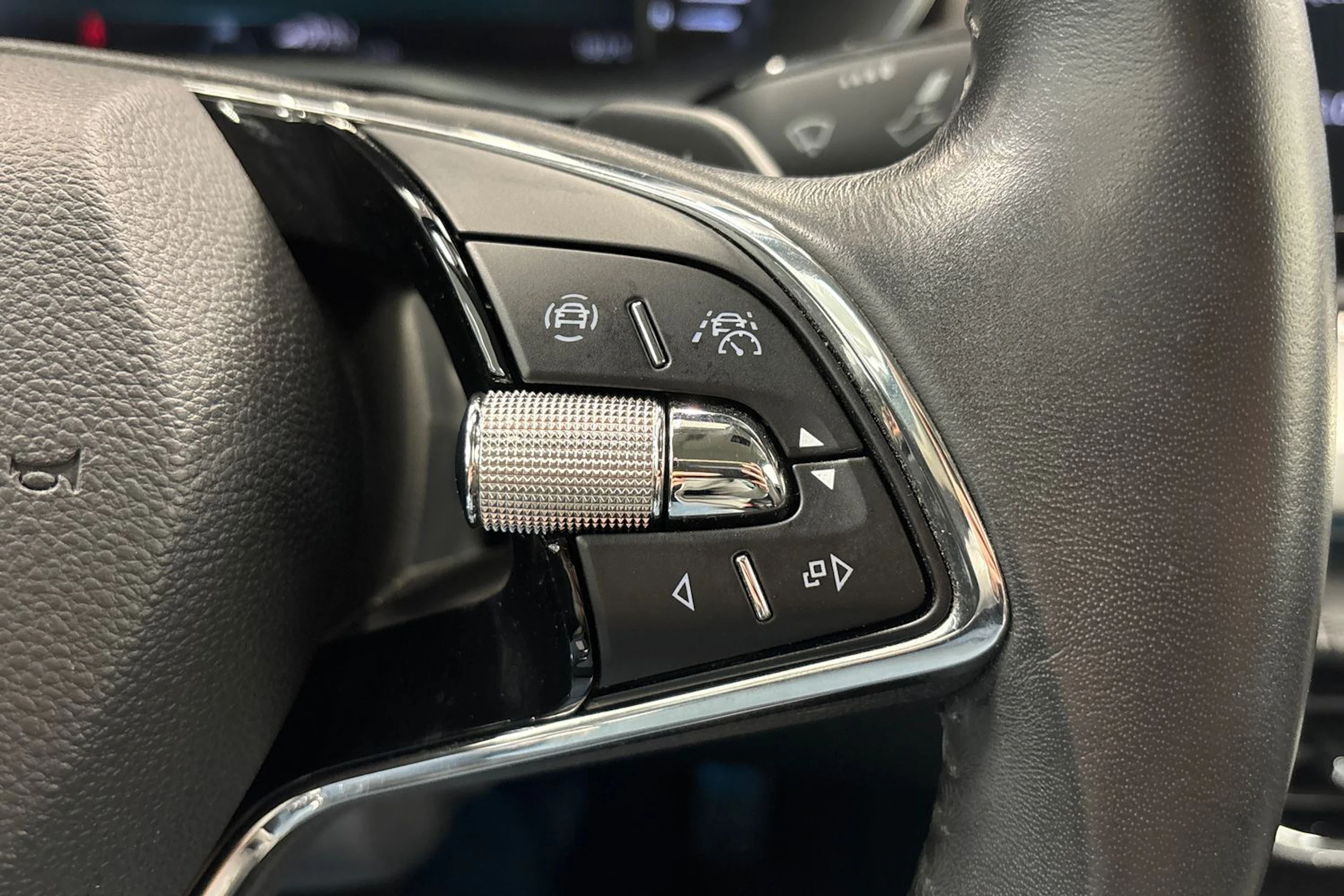 harmaa Skoda Octavia 2021 kuva 18.
