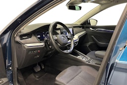 sininen Skoda Octavia 2021 kuva 7.