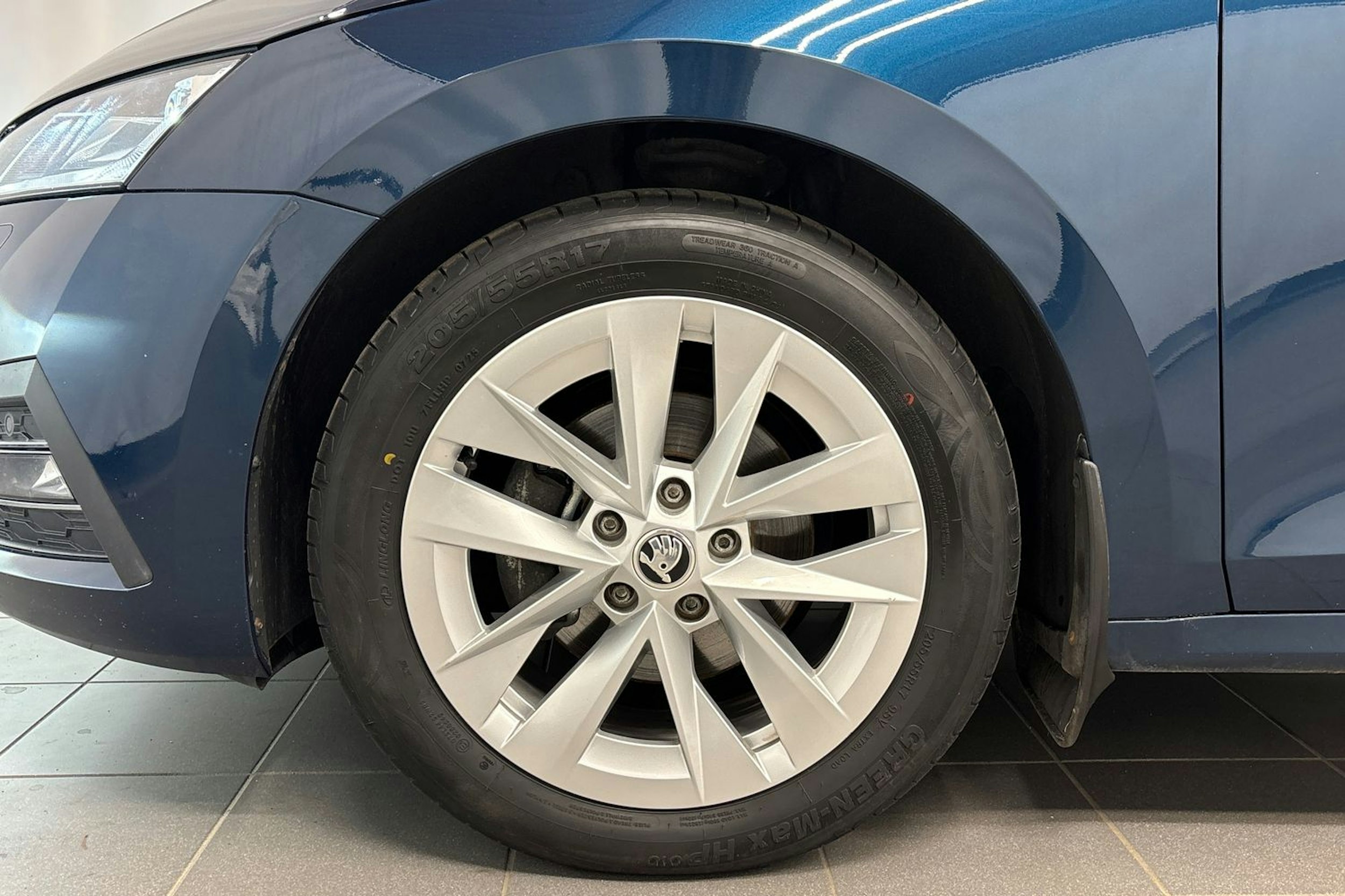 sininen Skoda Octavia 2021 kuva 11.