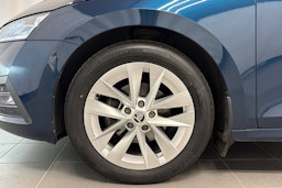 sininen Skoda Octavia 2021 kuva 11.