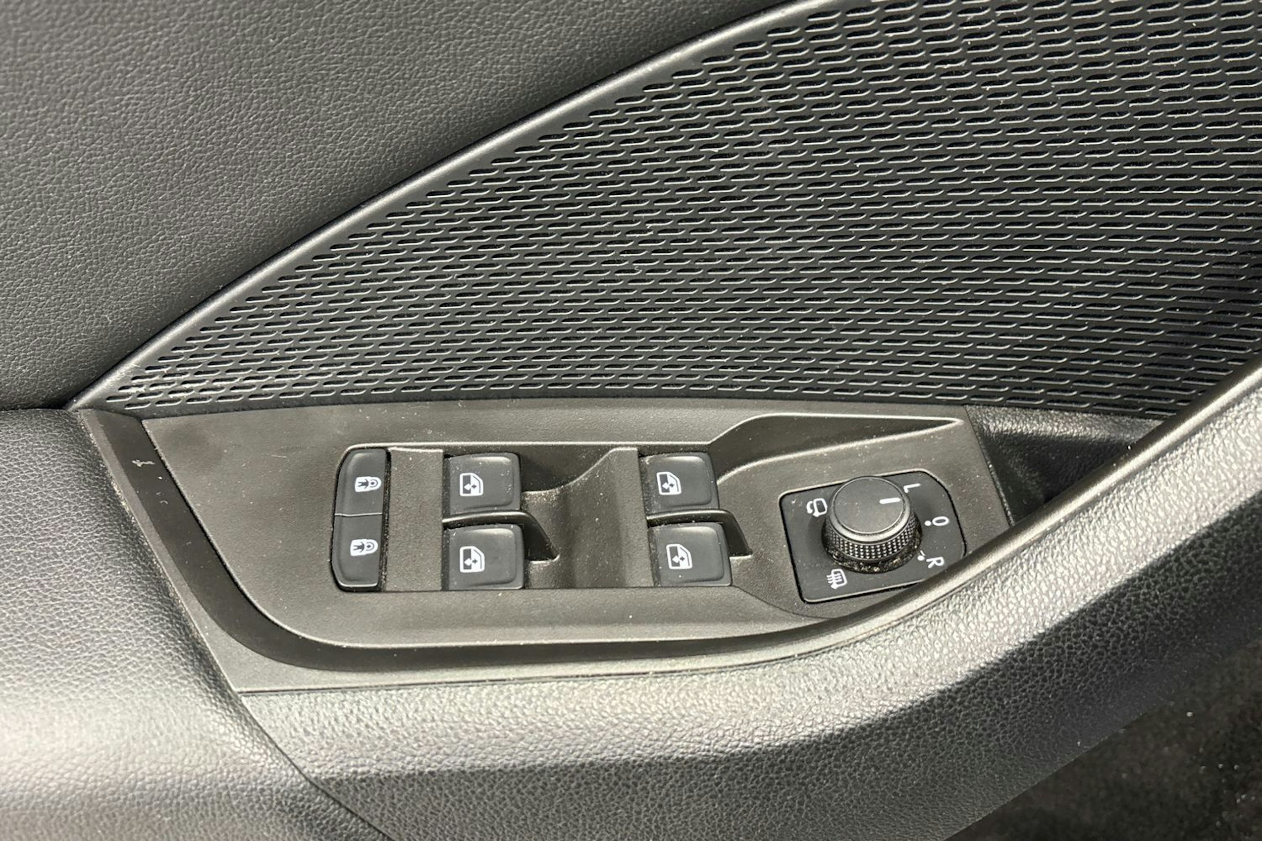 sininen Skoda Octavia 2021 kuva 18.