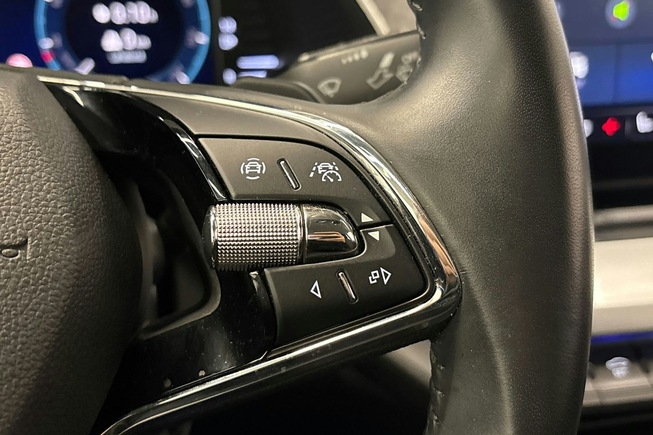 sininen Skoda Octavia 2021 kuva 22.