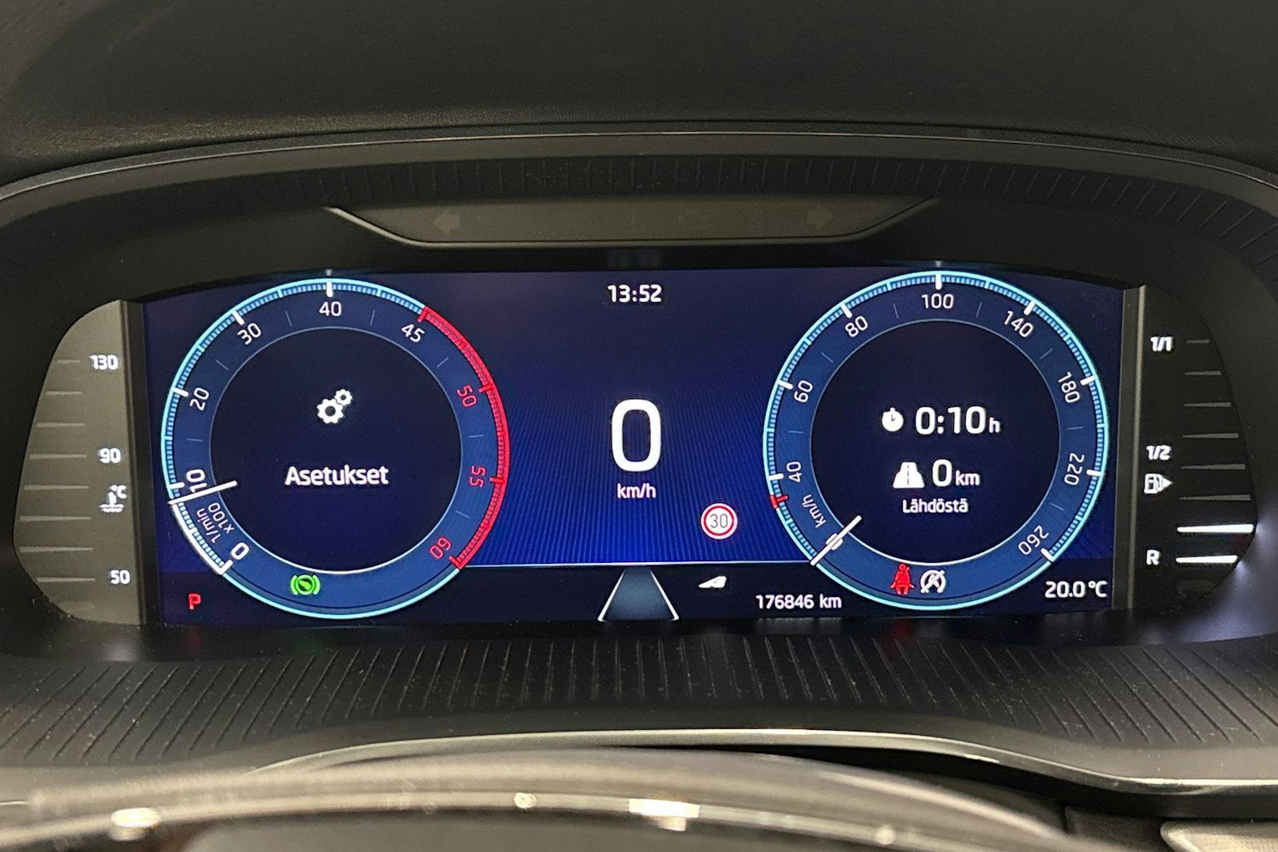 sininen Skoda Octavia 2021 kuva 23.