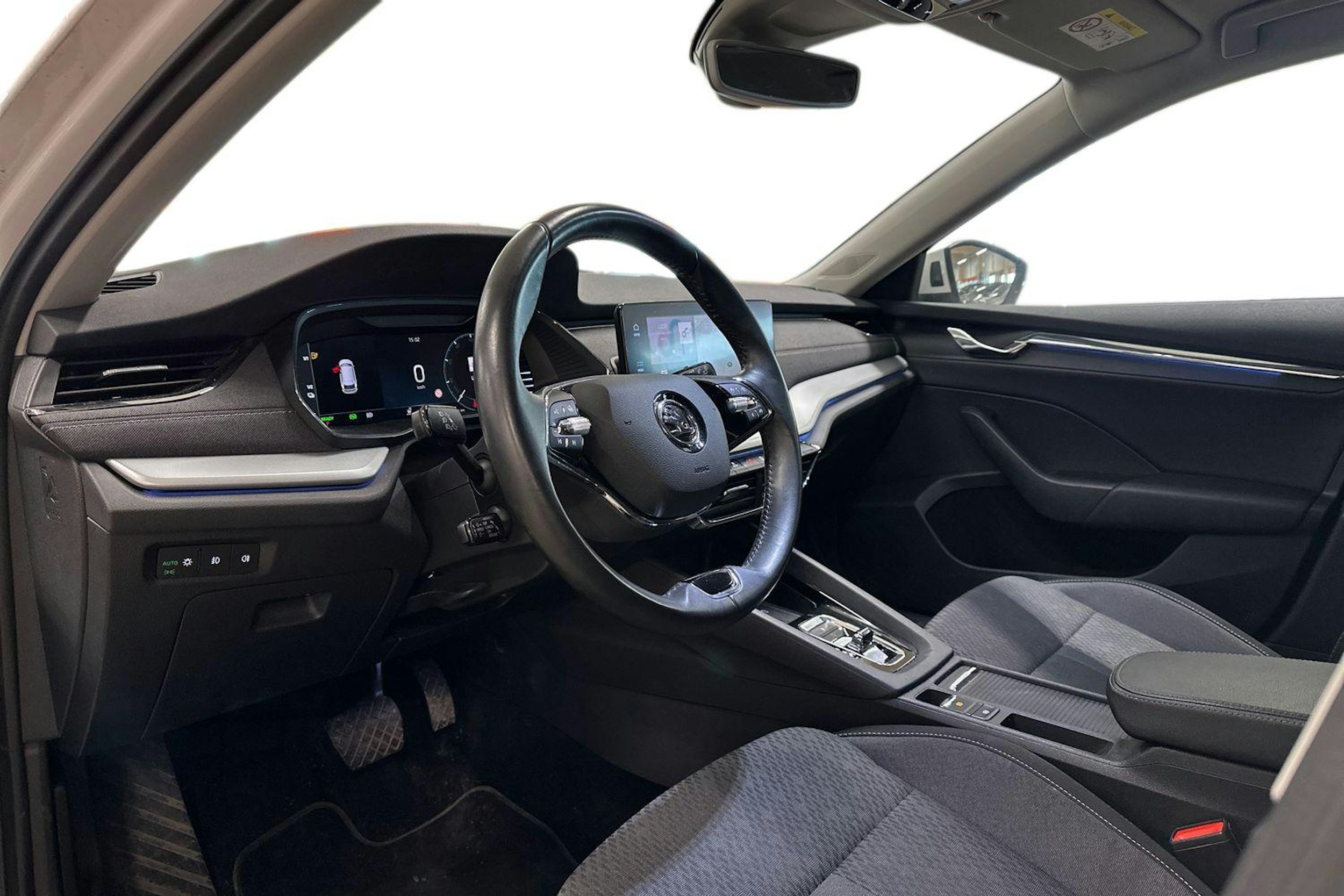 valkoinen Skoda Octavia 2021 kuva 3.