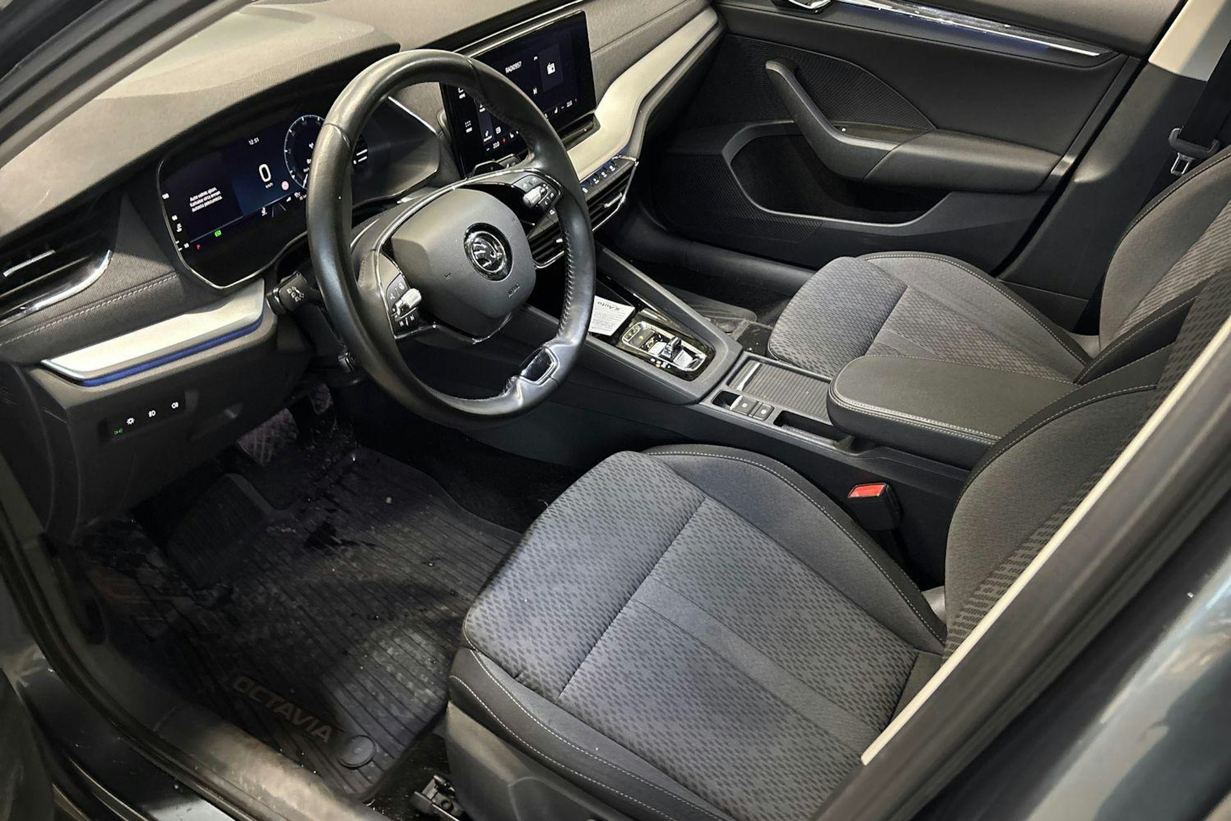 harmaa Skoda Octavia 2021 kuva 3.