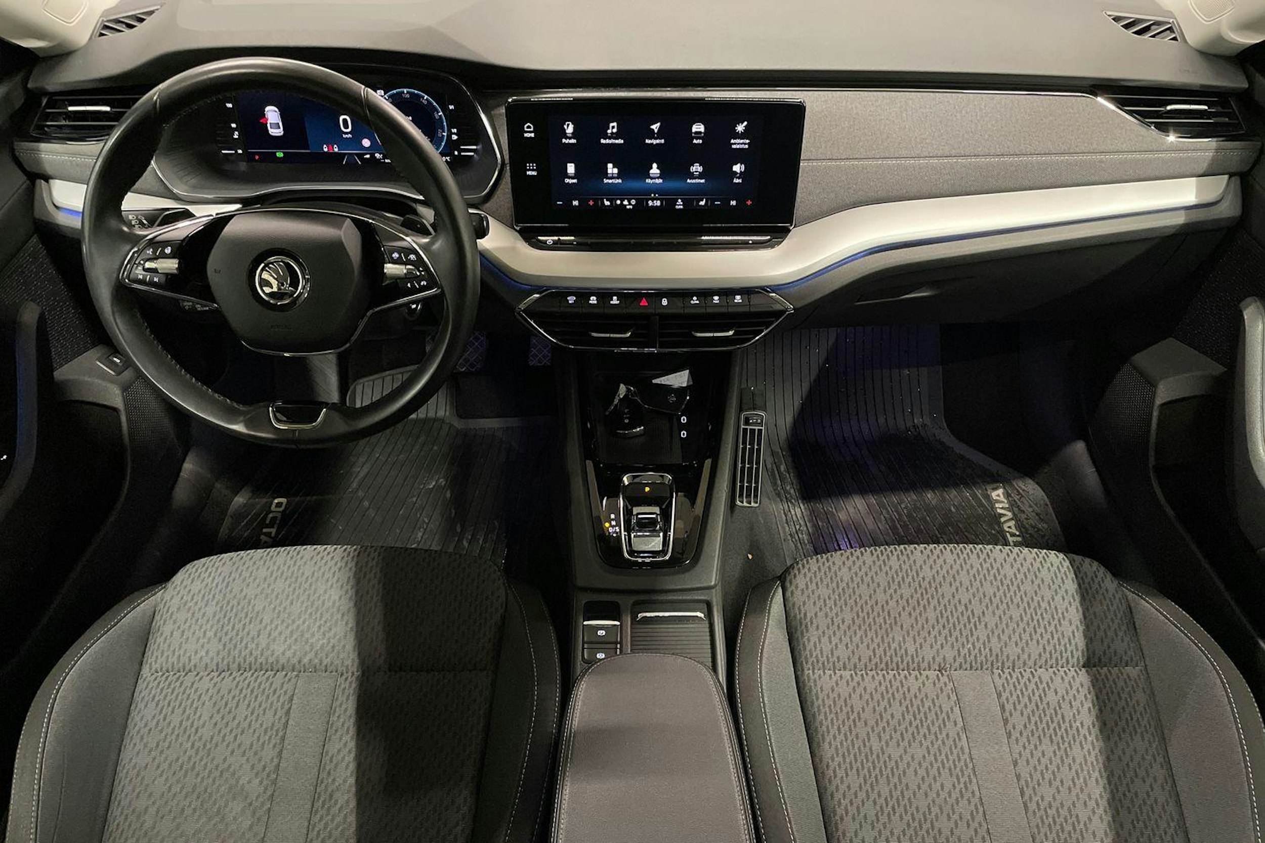 harmaa Skoda Octavia 2021 kuva 9.