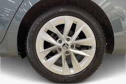 harmaa Skoda Octavia 2021 kuva 11.