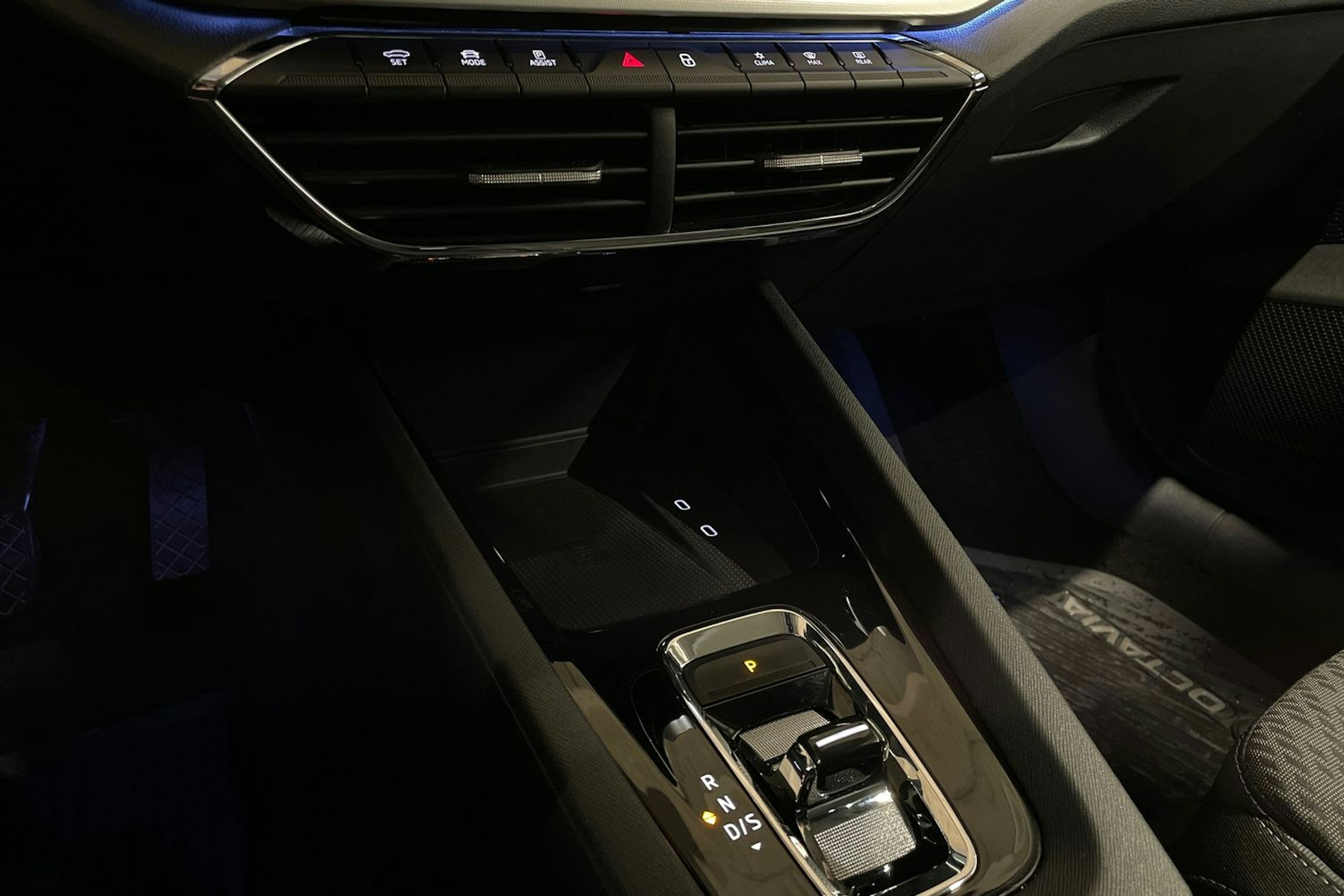 harmaa Skoda Octavia 2021 kuva 24.