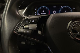 harmaa Skoda Octavia 2021 kuva 26.