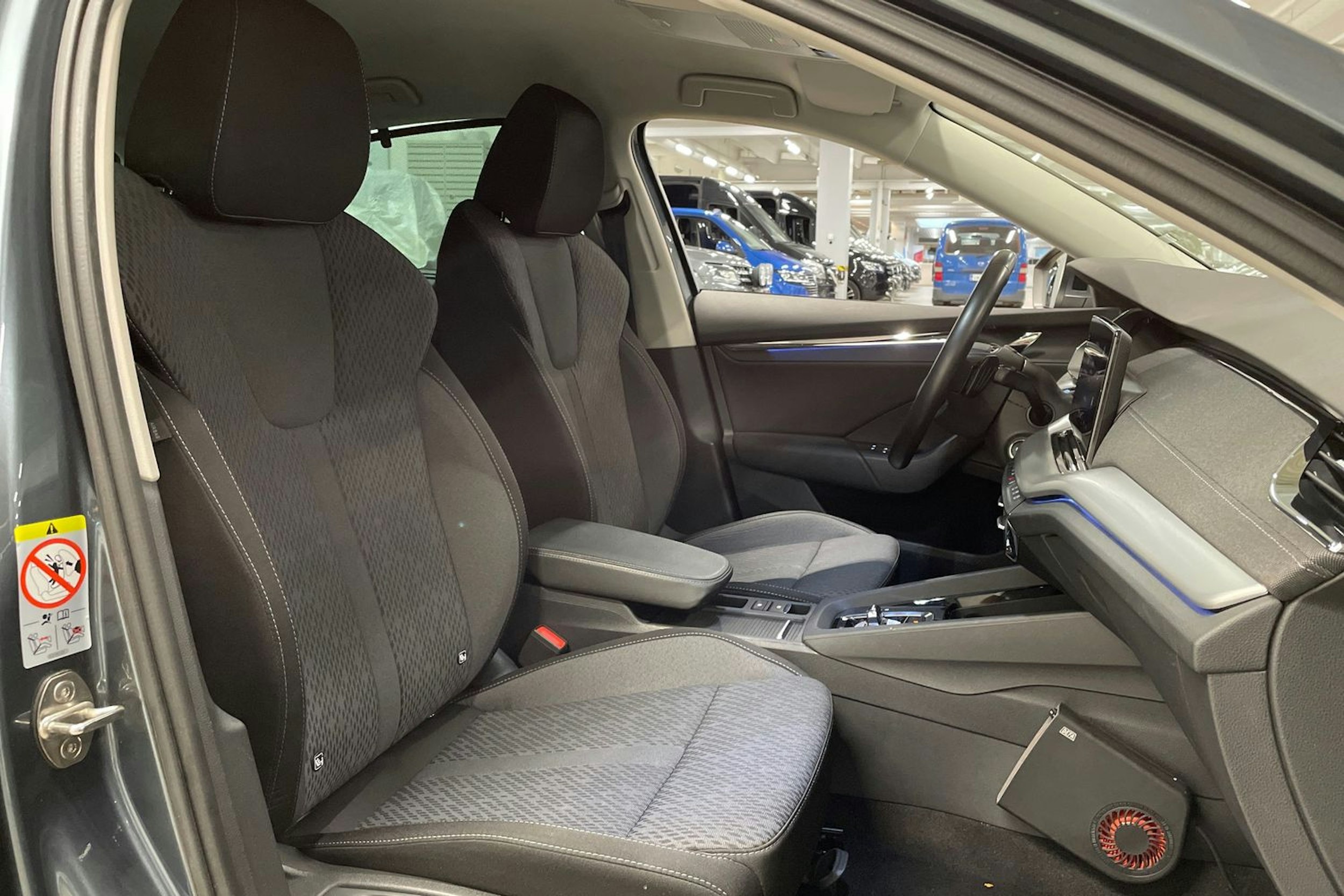 harmaa Skoda Octavia 2021 kuva 30.