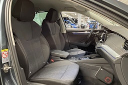 harmaa Skoda Octavia 2021 kuva 30.