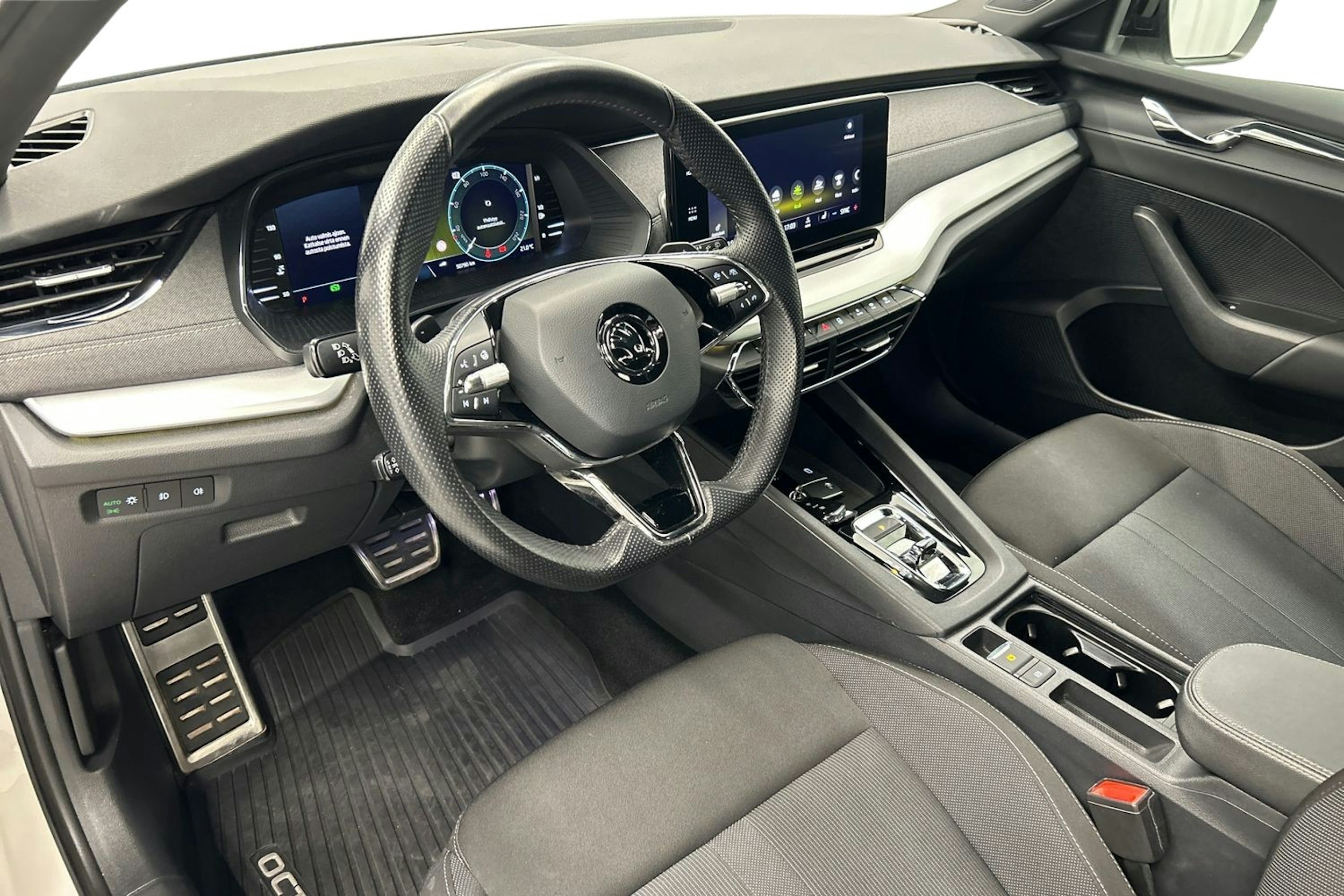 valkoinen Skoda Octavia 2021 kuva 7.
