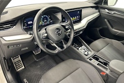valkoinen Skoda Octavia 2021 kuva 7.