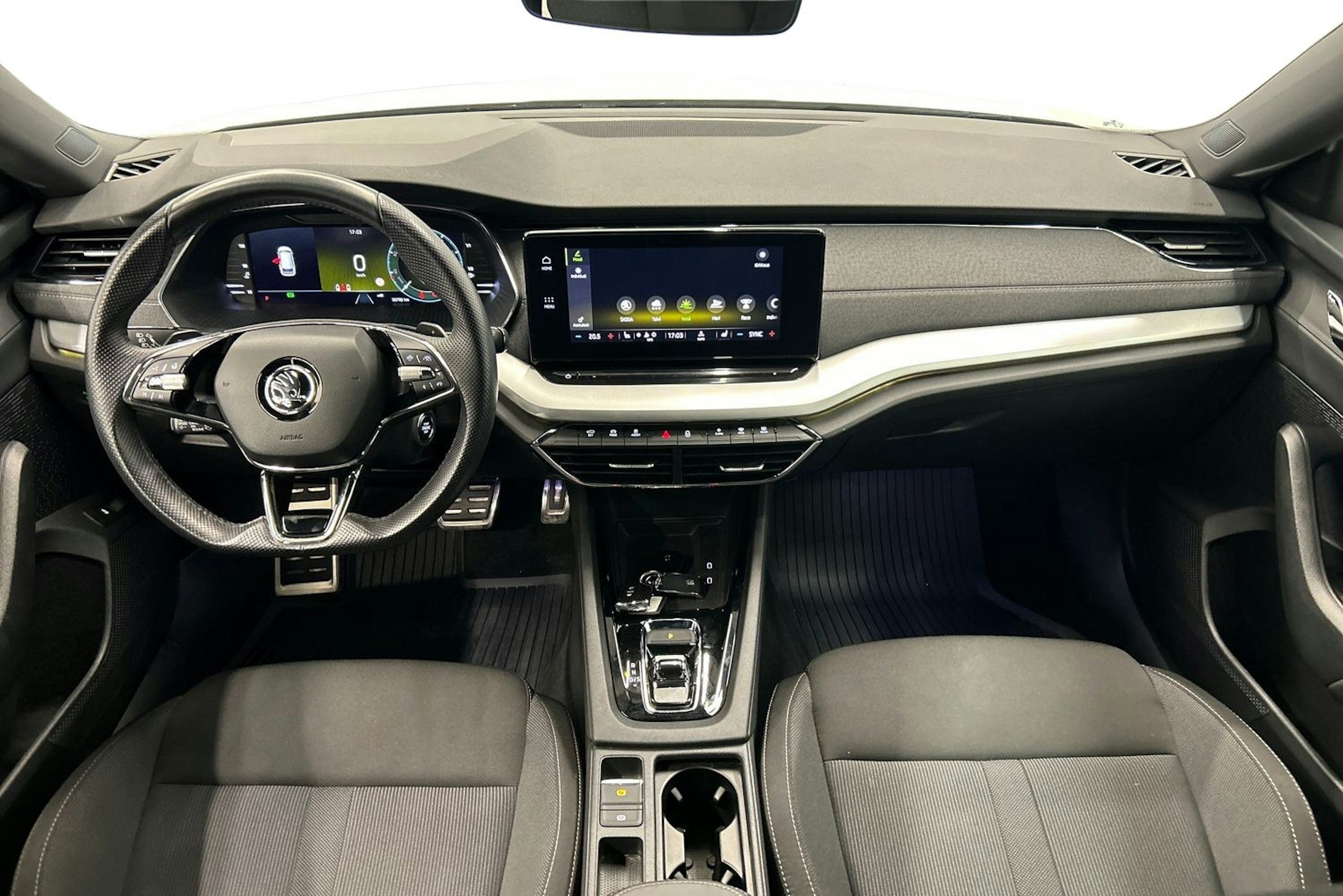 valkoinen Skoda Octavia 2021 kuva 9.