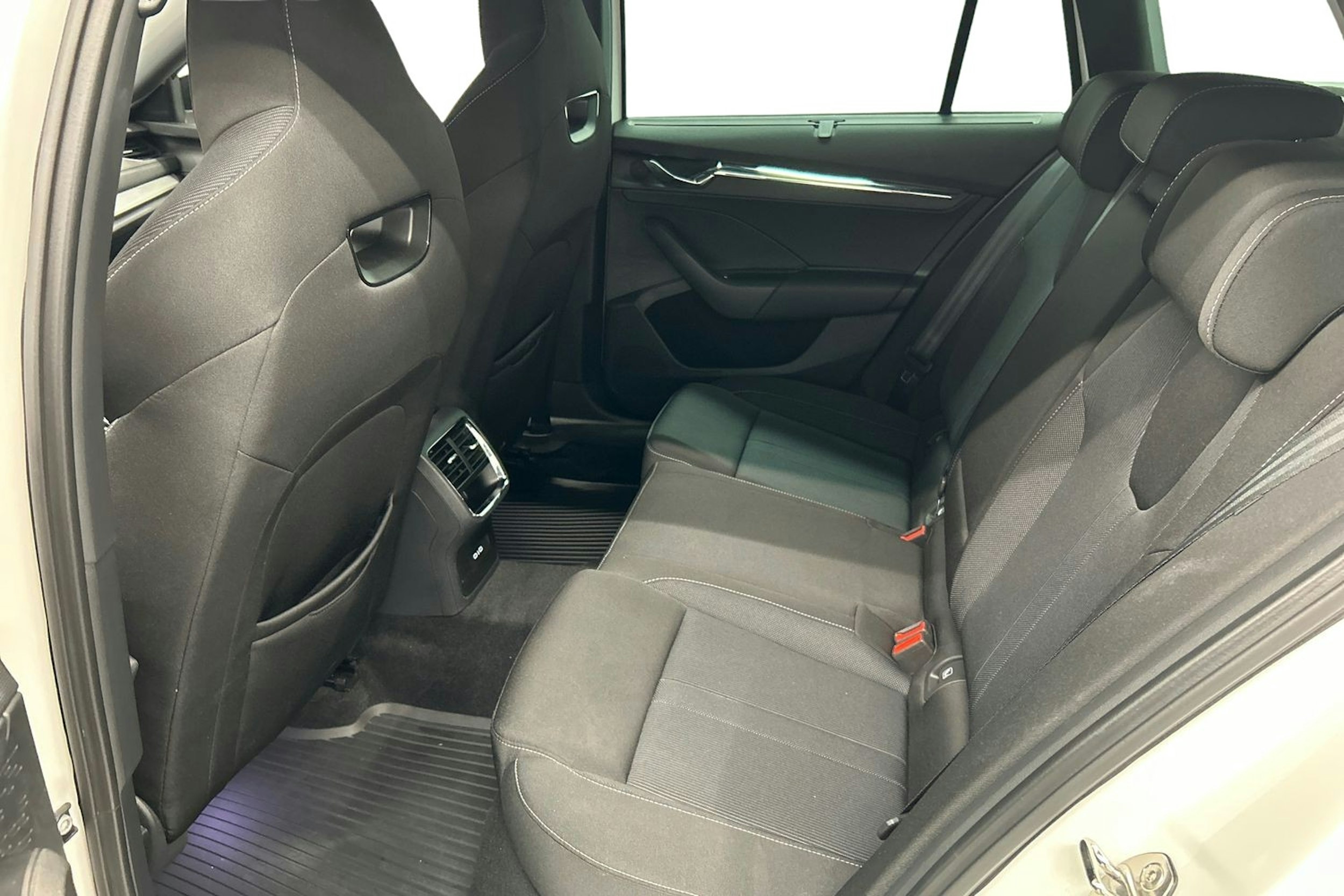 valkoinen Skoda Octavia 2021 kuva 10.