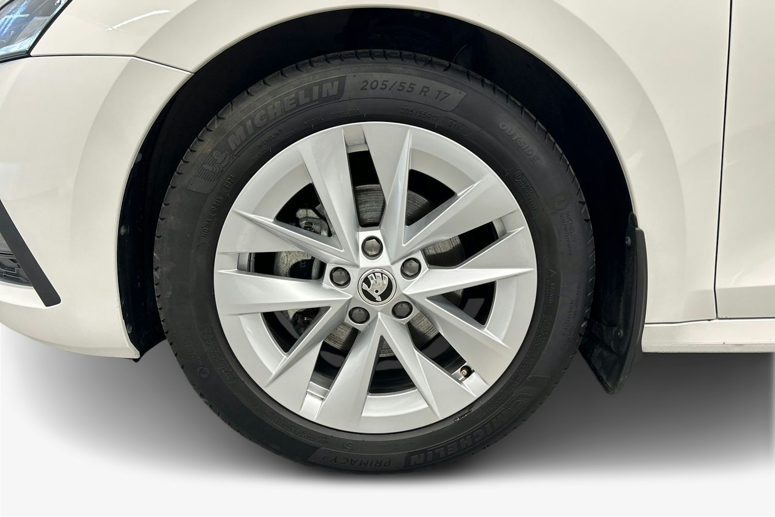 valkoinen Skoda Octavia 2021 kuva 11.