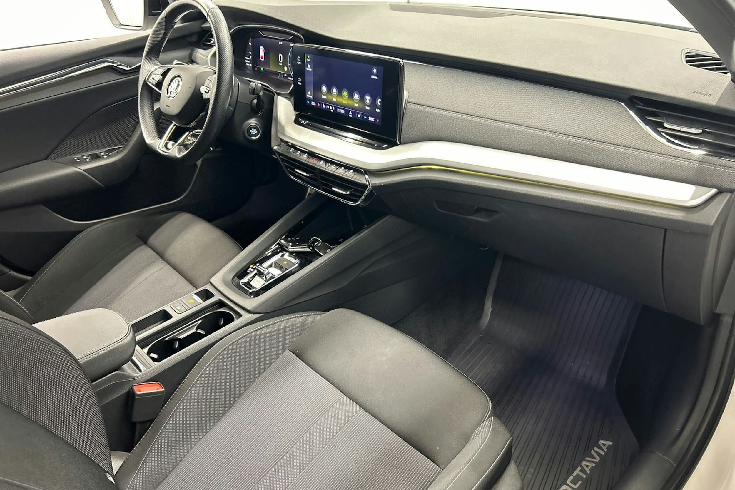 valkoinen Skoda Octavia 2021 kuva 16.