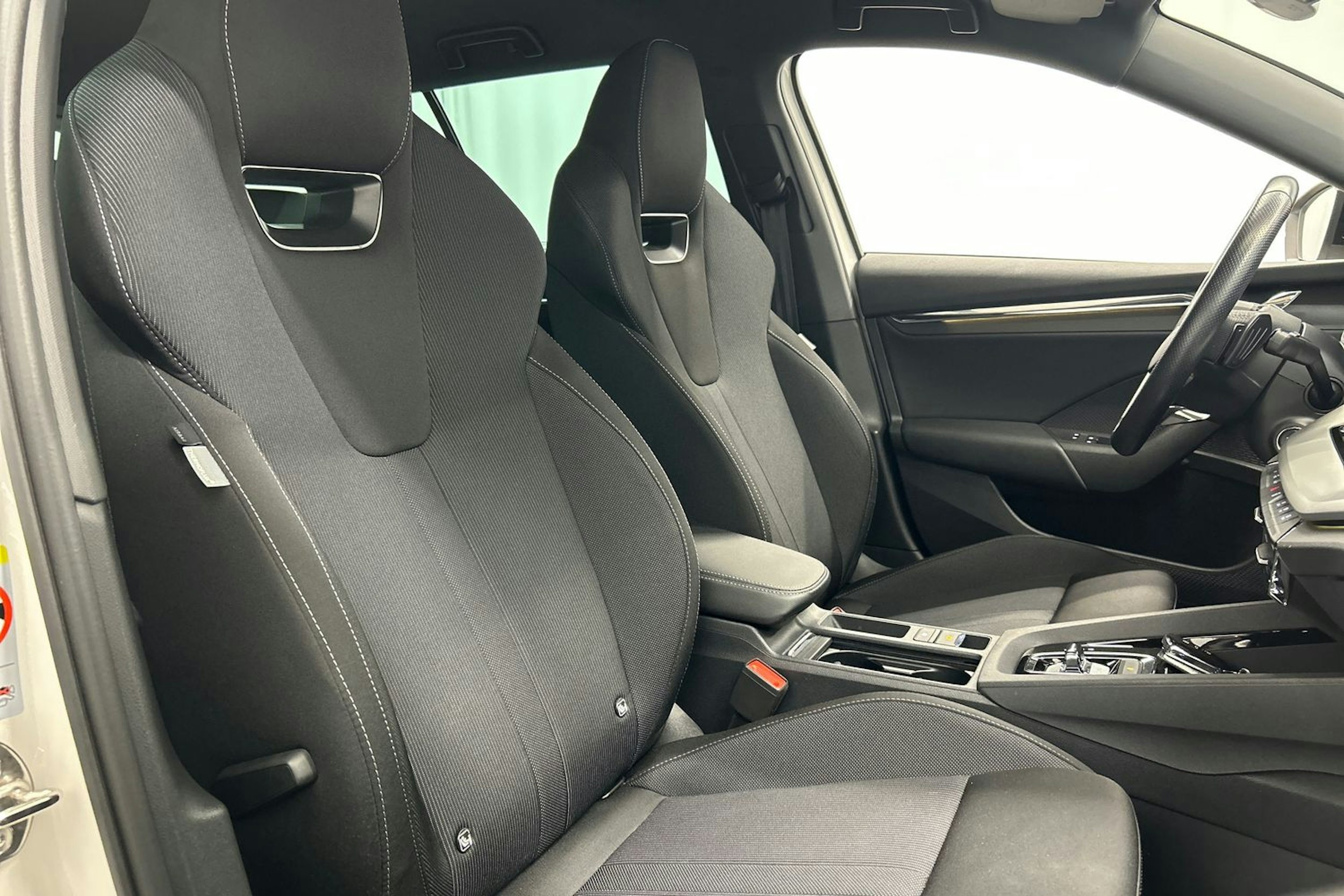 valkoinen Skoda Octavia 2021 kuva 17.