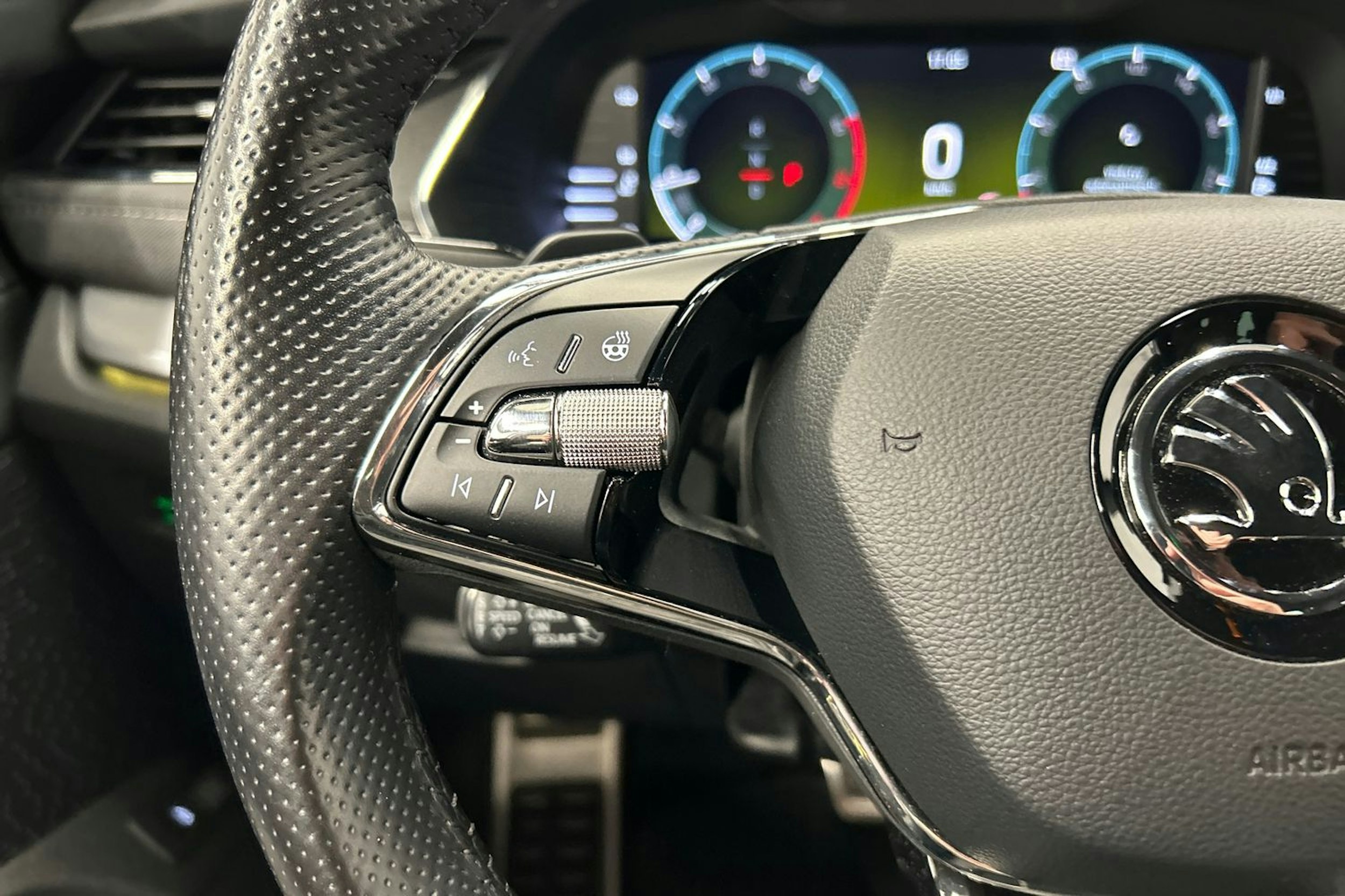 valkoinen Skoda Octavia 2021 kuva 19.