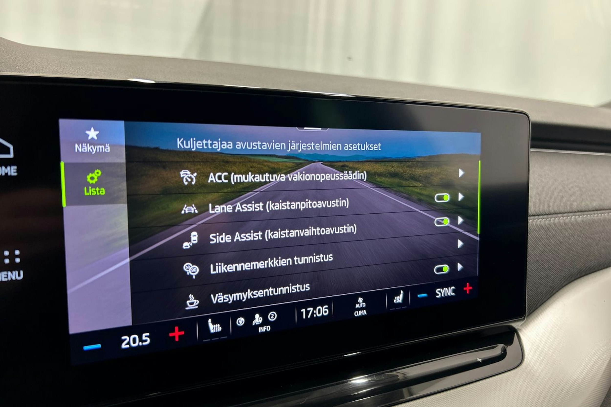 valkoinen Skoda Octavia 2021 kuva 24.