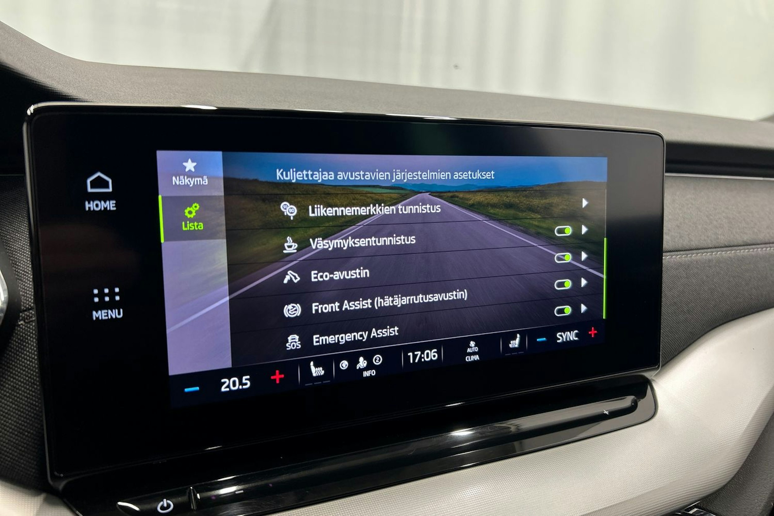 valkoinen Skoda Octavia 2021 kuva 25.