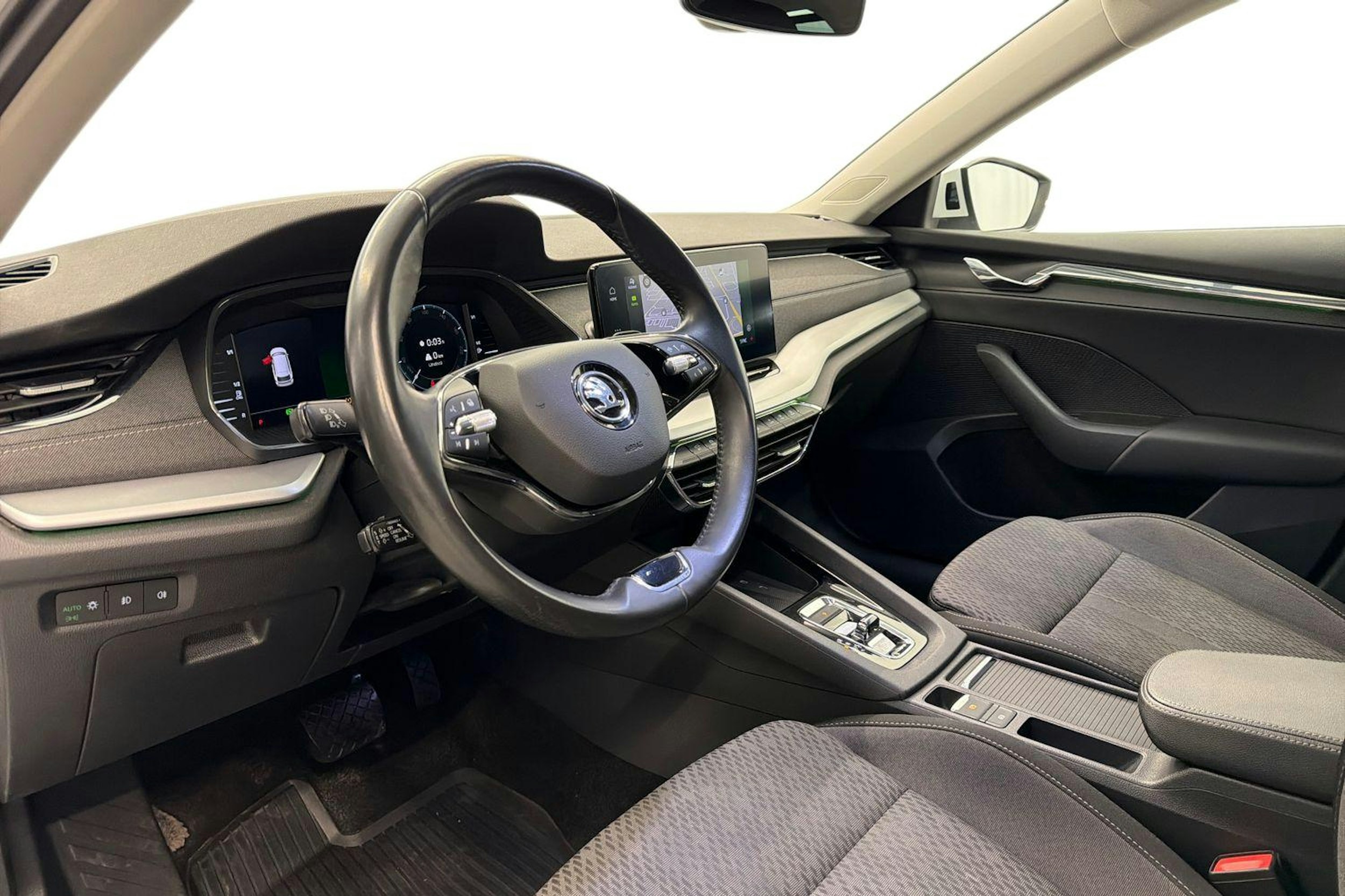 valkoinen Skoda Octavia 2021 kuva 6.