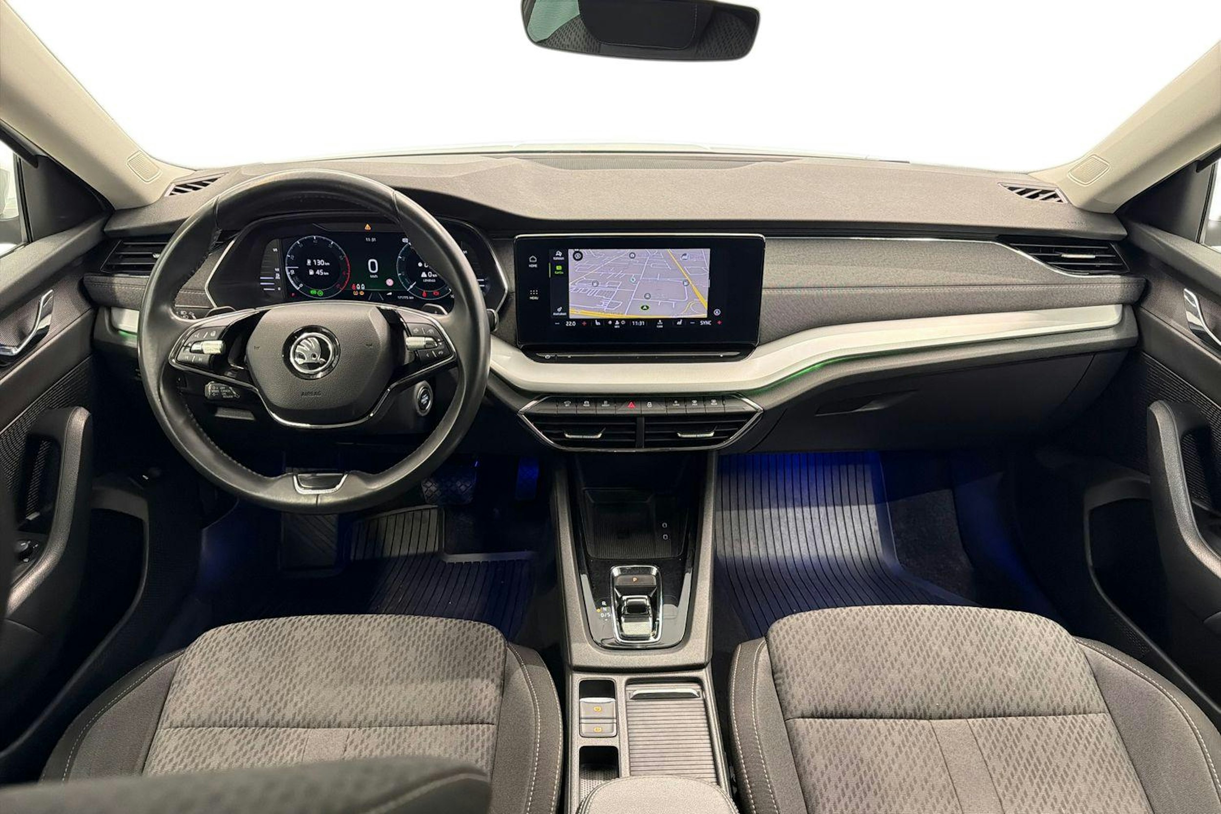 valkoinen Skoda Octavia 2021 kuva 7.