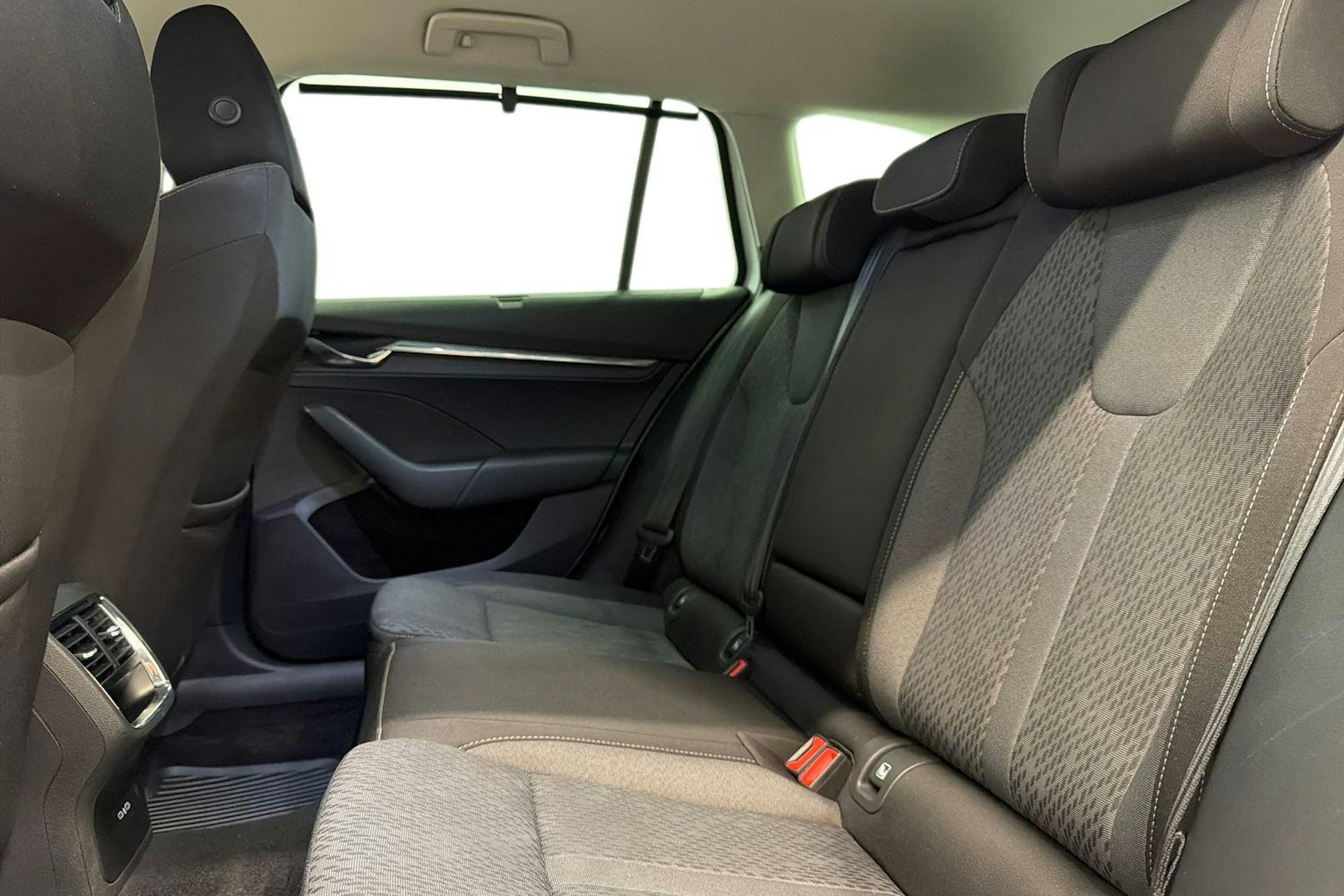 valkoinen Skoda Octavia 2021 kuva 8.