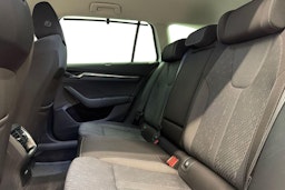 valkoinen Skoda Octavia 2021 kuva 8.