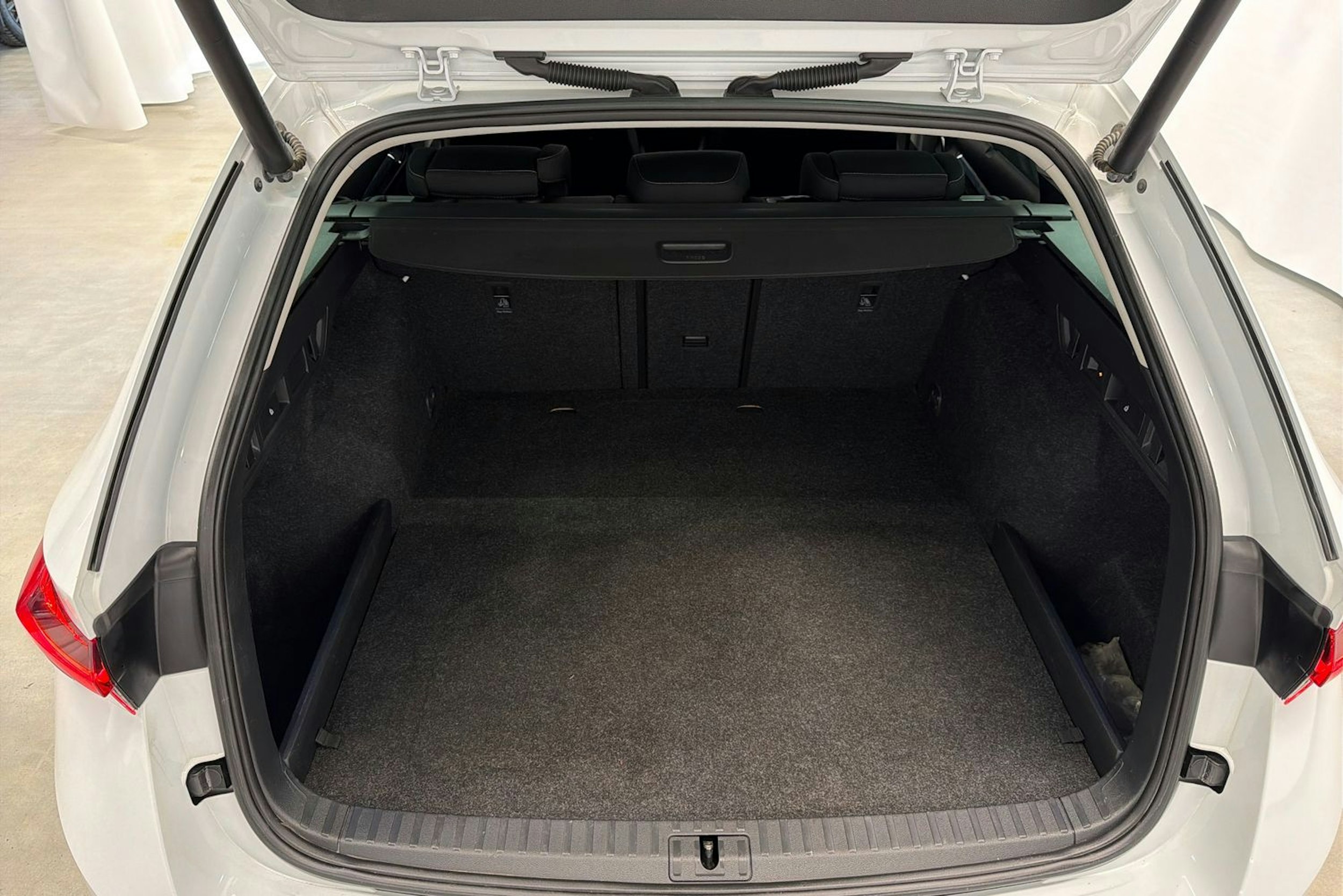 valkoinen Skoda Octavia 2021 kuva 11.