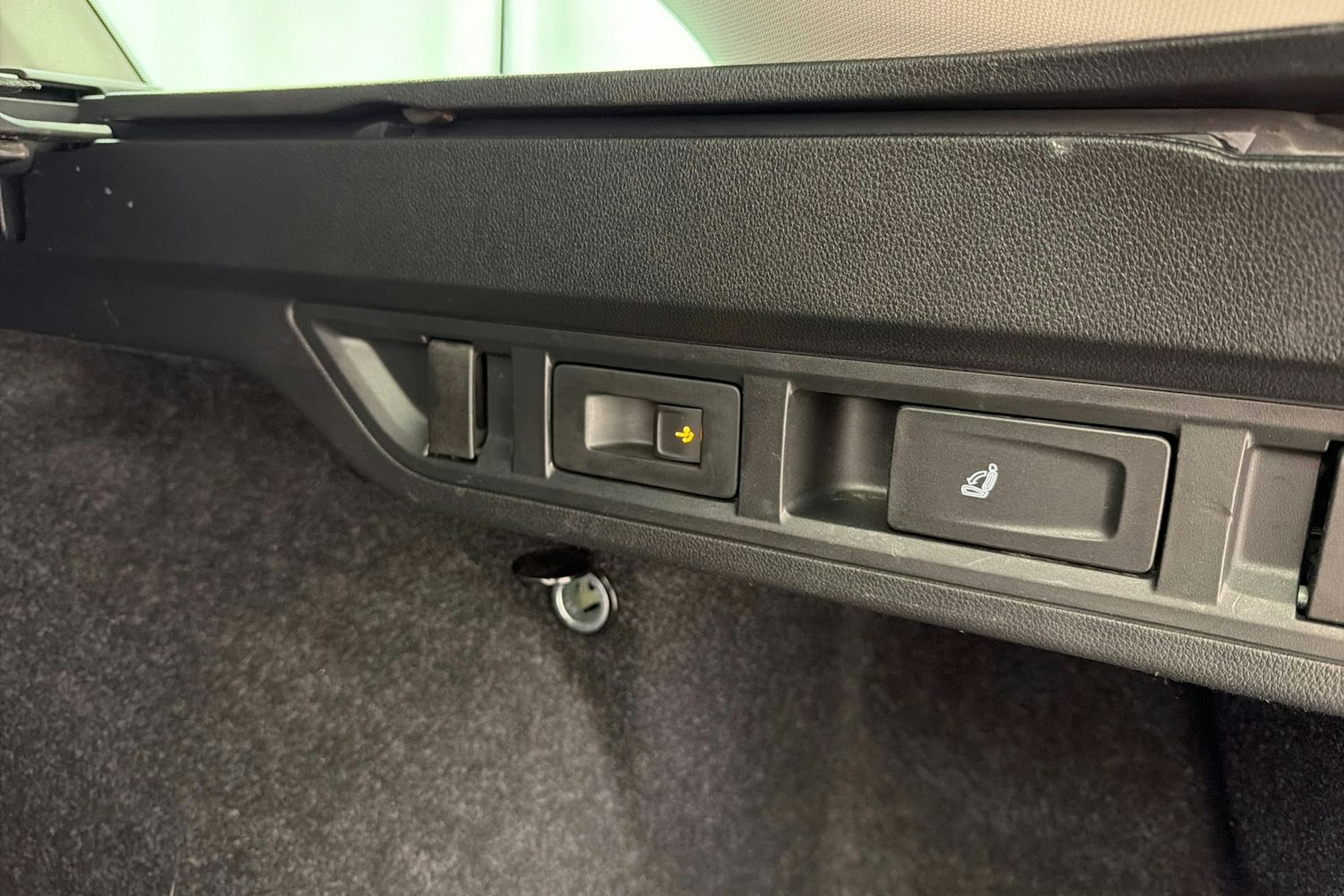 valkoinen Skoda Octavia 2021 kuva 12.