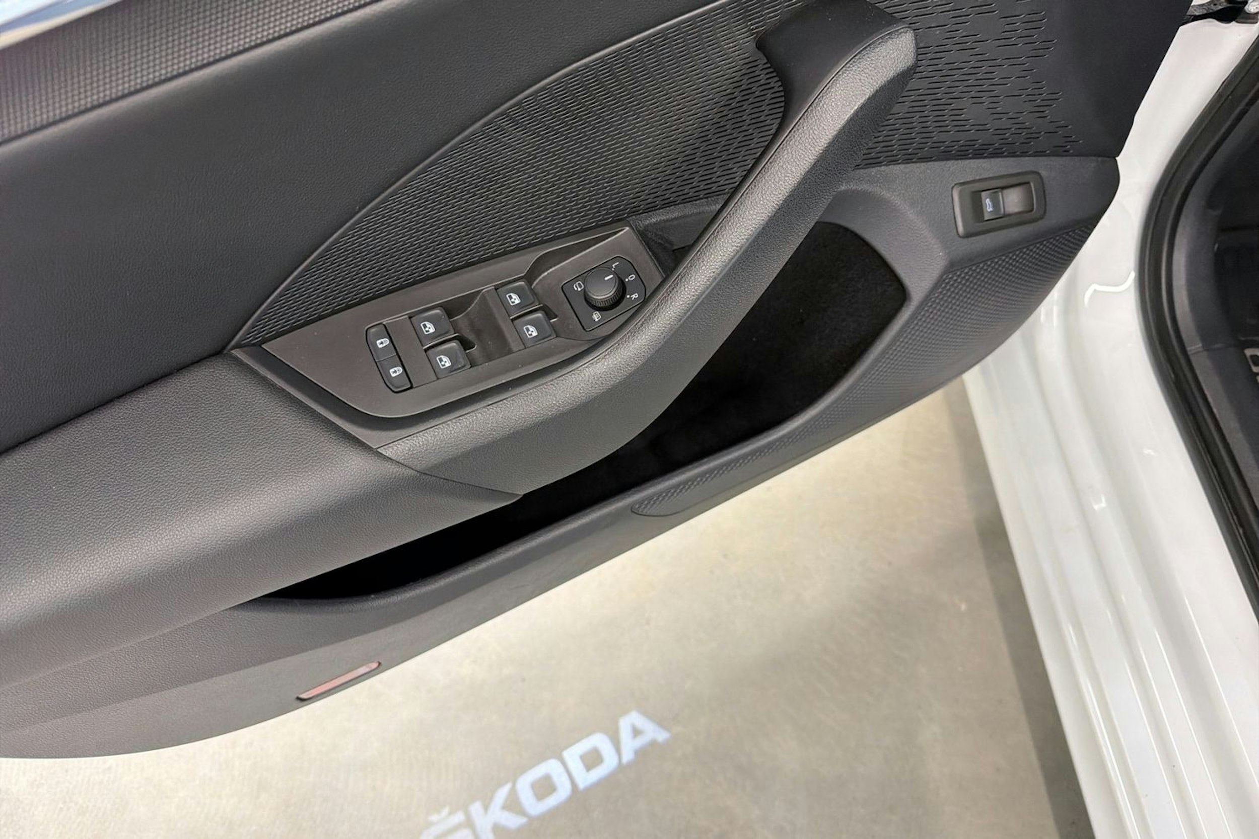 valkoinen Skoda Octavia 2021 kuva 15.