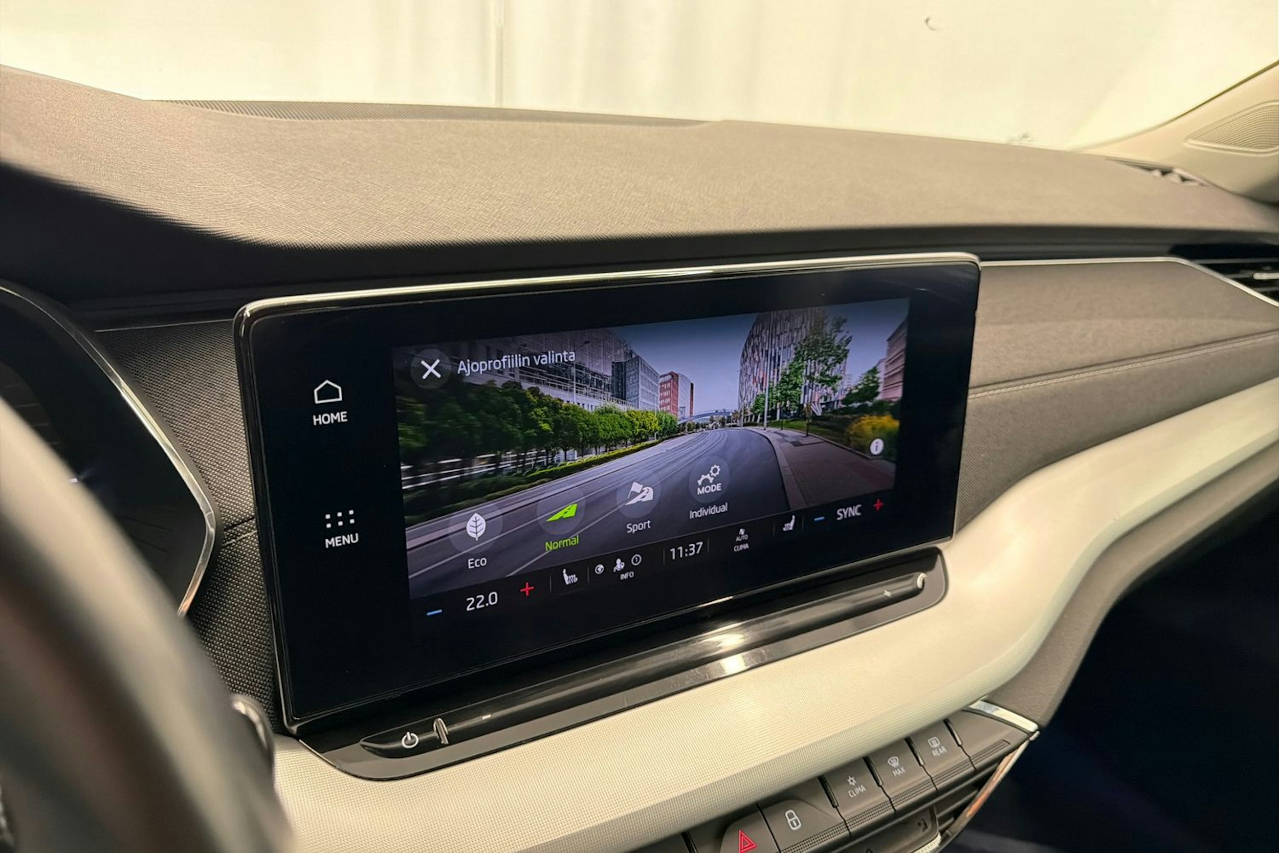 valkoinen Skoda Octavia 2021 kuva 24.