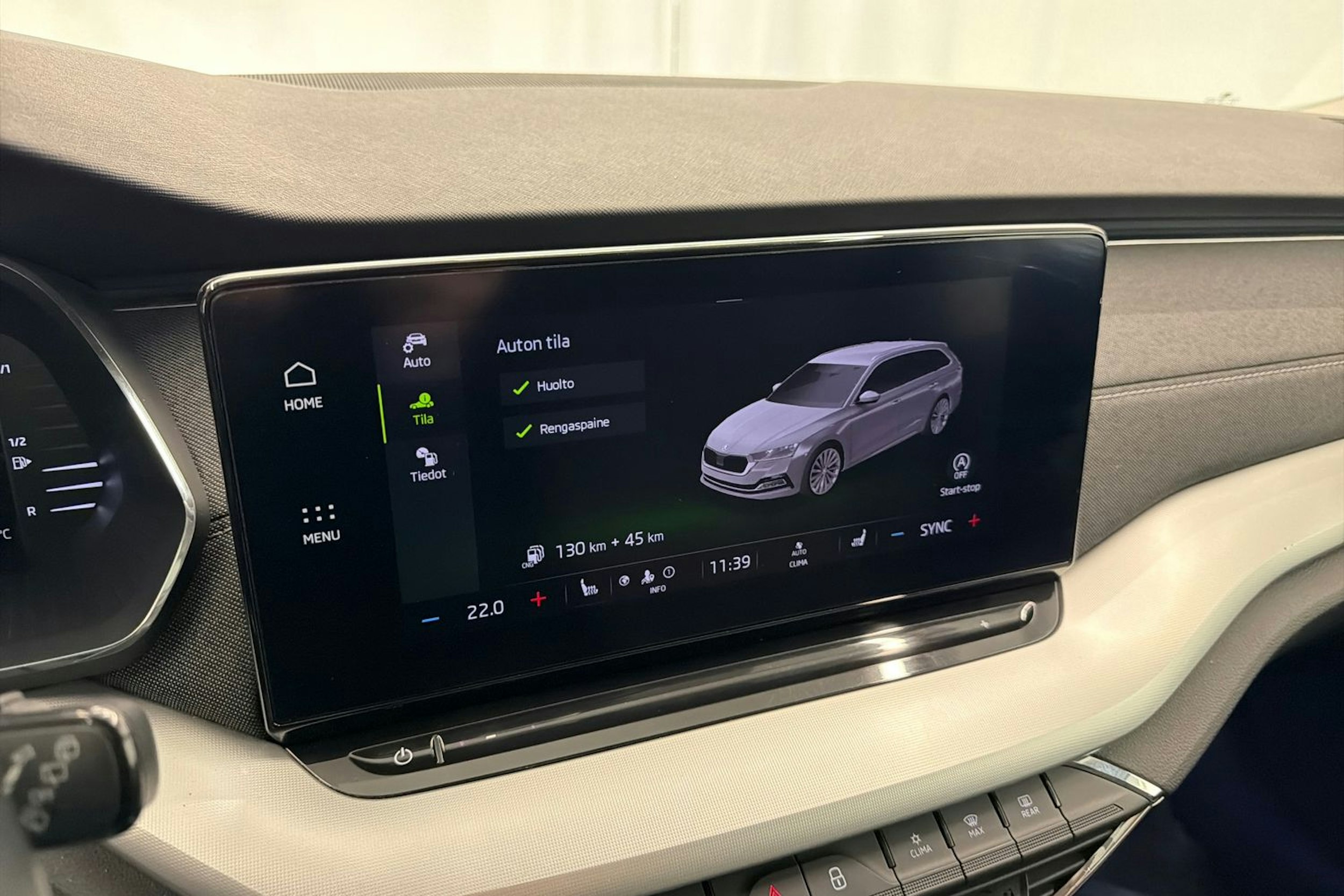 valkoinen Skoda Octavia 2021 kuva 28.