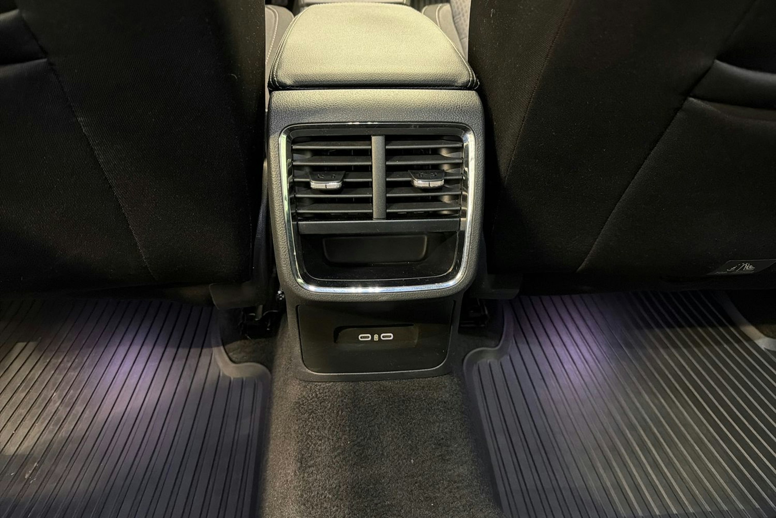 valkoinen Skoda Octavia 2021 kuva 37.