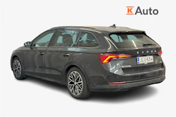 musta Skoda Octavia 2021 kuva 2.