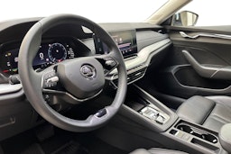 harmaa Skoda Octavia 2021 kuva 7.