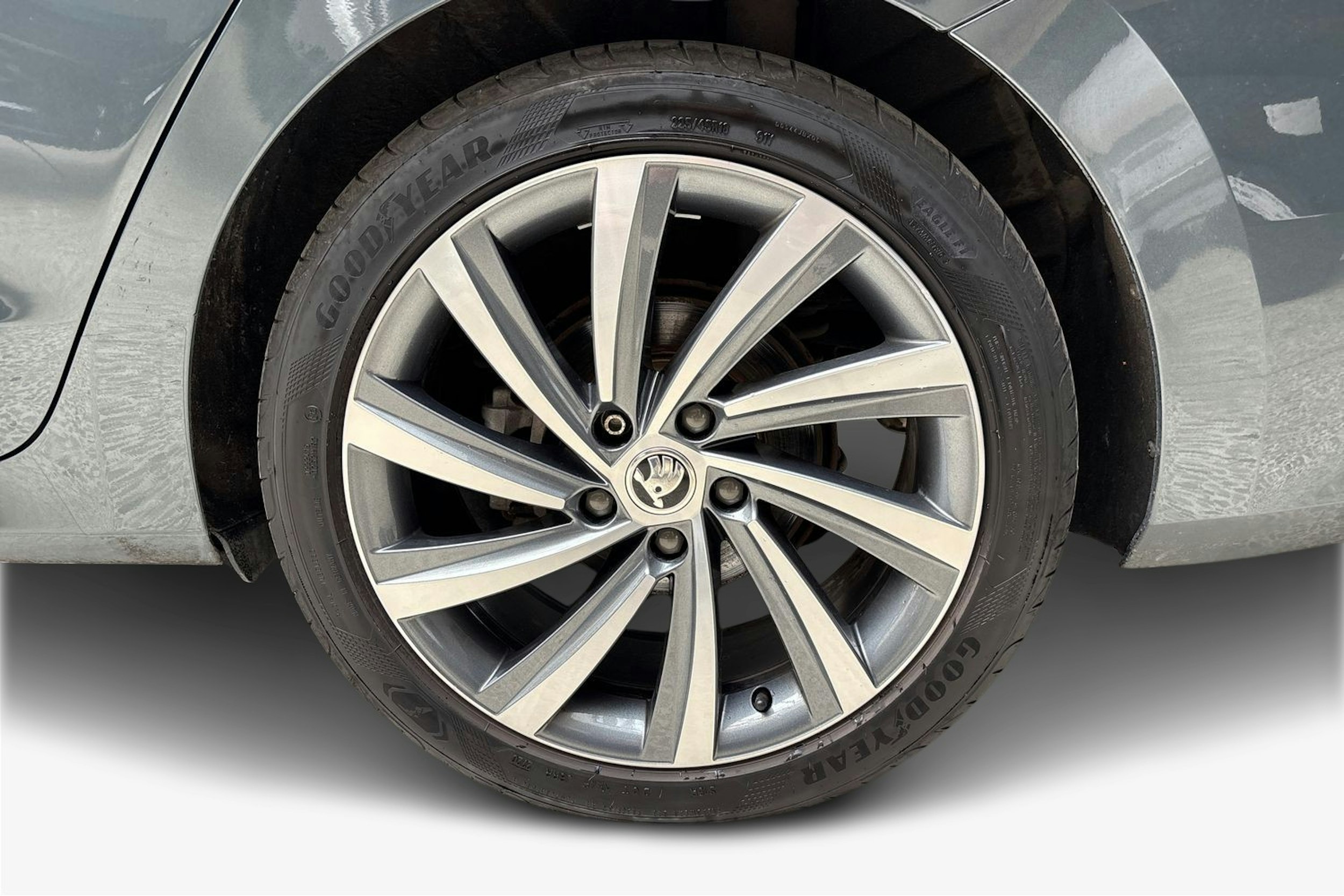 harmaa Skoda Octavia 2021 kuva 11.