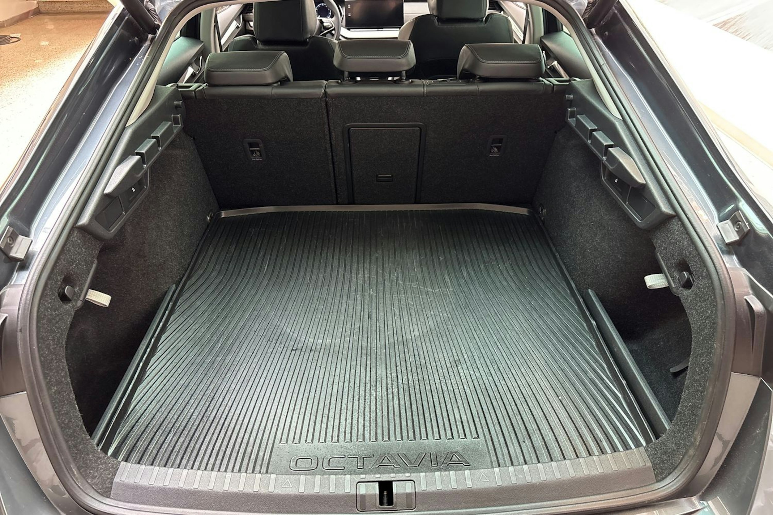 harmaa Skoda Octavia 2021 kuva 27.