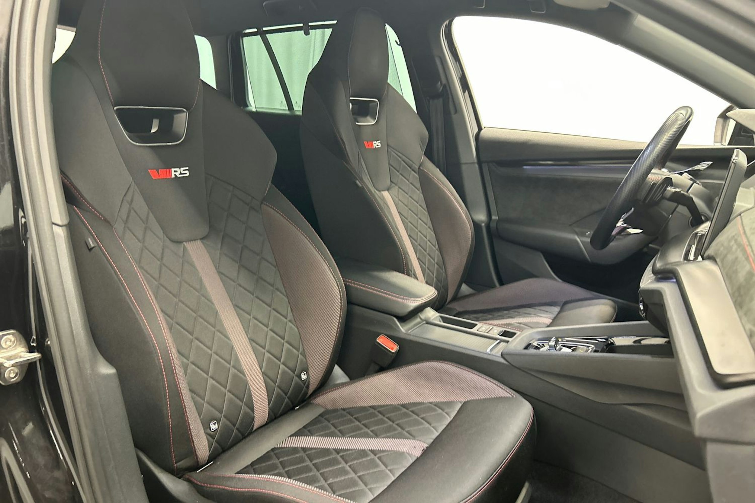 musta Skoda Octavia 2021 kuva 15.