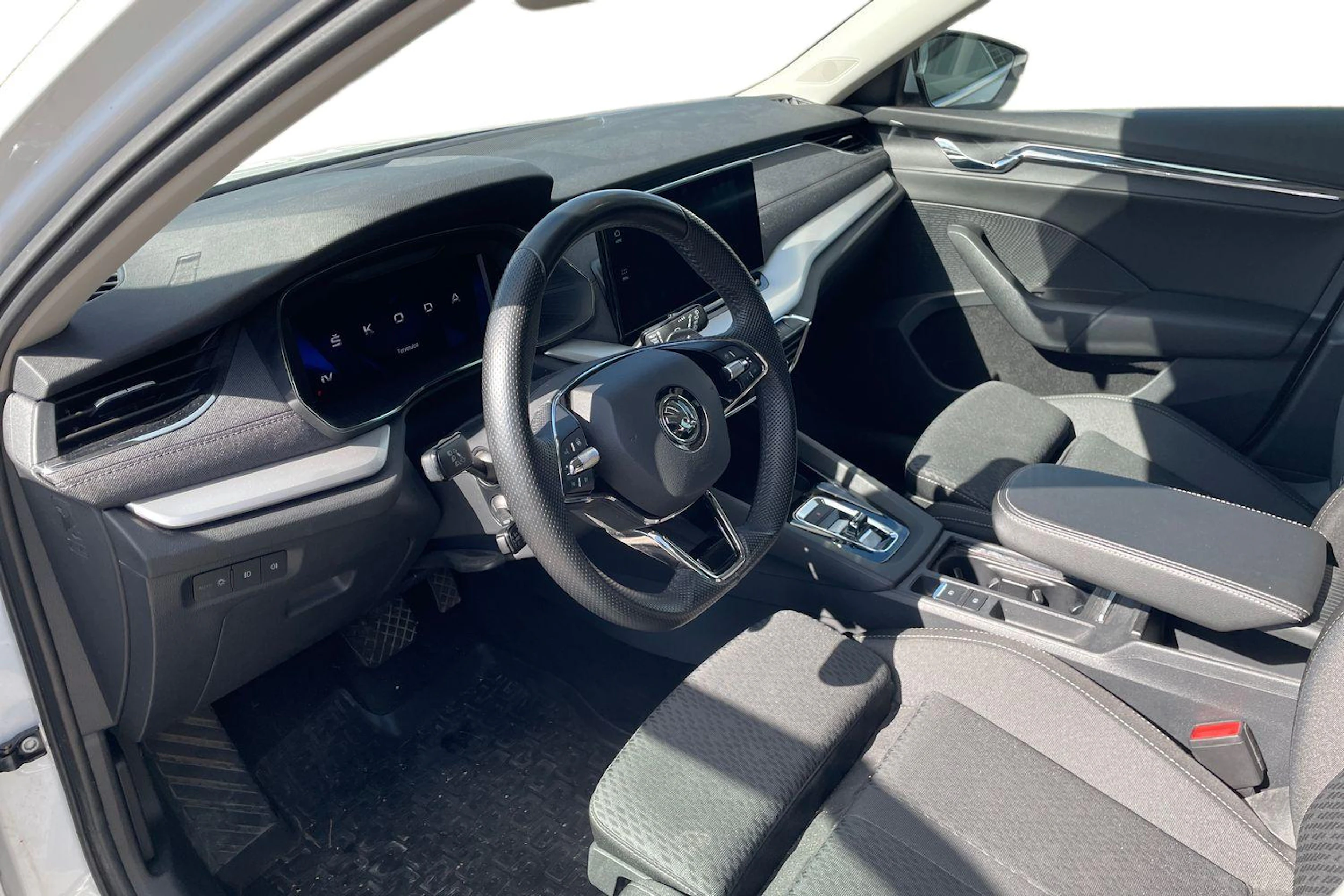 valkoinen Skoda Octavia 2021 kuva 3.